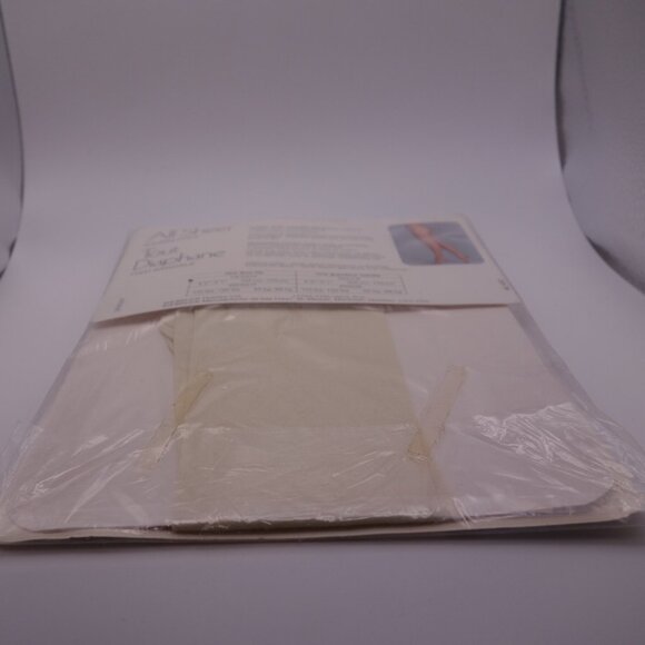 Vintage COVER GIRL One Size All Sheer Sandalfoot Vanilla Yogurt 4010 Pantyhose - Picture 8 of 14